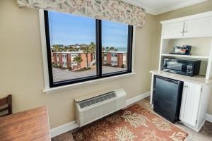 une pièce avec une grande fenêtre avec un radiateur et un micro-ondes dans l'établissement Comfortable Resort View Lodge Room 3rd Floor, à Pawleys Island