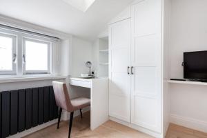 a white room with a desk and a chair at Fabulous Studio in Paddington - 22 in London +5 photos
