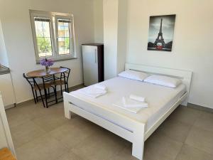 - une chambre avec un lit, une table et une tour dans l'établissement Apartments Bella Sky II, à Novalja 89 autres photos
