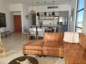a living room with a couch and a kitchen at Precioso departemento en Kino in Bahía Kino