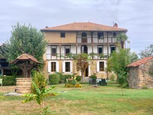 サン・ゴーダンスにあるLa Maison d'Amalaurilleの庭が目の前に広がる大きな家