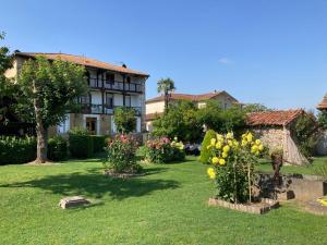 サン・ゴーダンスにあるLa Maison d'Amalaurilleの花の庭と家