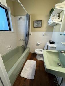 Ένα μπάνιο στο Charming Inn w Gorgeous Views Crooked Creek 2 Queens and Kitchen