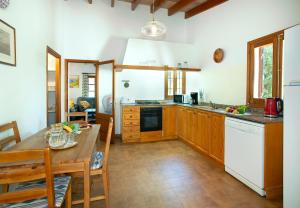 Kuchyňa alebo kuchynka v ubytovaní Owl Booking Villa Teo - Rustic Stay