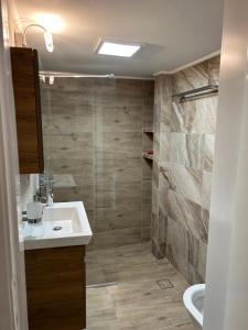 łazienka z umywalką i prysznicem w obiekcie ZEN Neapoli Penthouse Apartment w Atenach +26 zdjęć