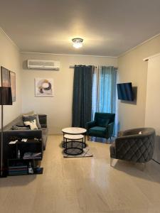 Telewizja i/lub zestaw kina domowego w obiekcie ZEN Neapoli Penthouse Apartment