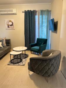 salon z kanapą, stołem i krzesłami w obiekcie ZEN Neapoli Penthouse Apartment w Atenach