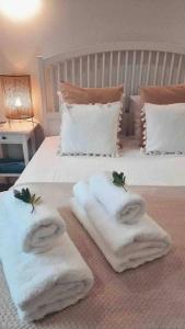 孔波尔塔GuestReady - Seaside Serenity in Comporta的卧室配有2条白色毛巾。 更多37张照片