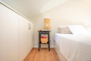 孔波尔塔GuestReady - Seaside Serenity in Comporta的一间卧室配有一张床,床边有一个床头柜