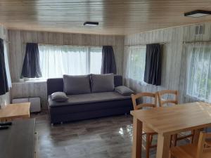 JiraticeMobilheim na louce Farma Simandl的带沙发和桌子的客厅