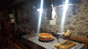 Habitación con una mesa con luz y una lámpara en Casa Angel, en Sequeros 37 fotos más