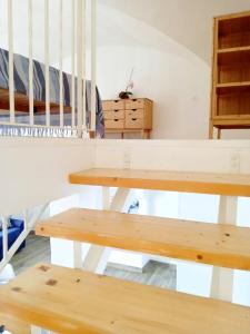 uma mesa e bancos num quarto com escadas em Tenuta La Chiusa em Portoferraio