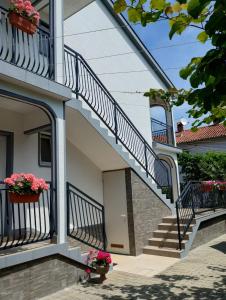 Το κτήριο όπου στεγάζεται  το διαμέρισμα