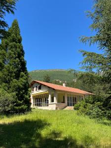比埃什河畔阿斯普爾的住宿－Villa Caprice à l'orée des bois，草场中间的房子