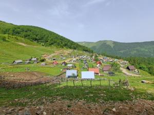 un piccolo villaggio in cima a una collina di Cottage Vranica a Fojnica Altre 7 foto