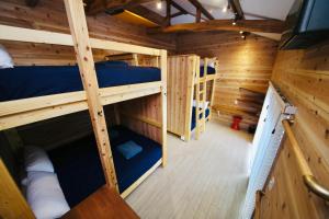 - une vue de tête sur une cabine avec 2 lits superposés dans l'établissement ビーチキャビン - シービュー バーベキュー ピザ サウナ プール ホットタブ - Beach Cabin Chiba - Seaview BBQ Pizza Sauna Pool Hot-tub, à Kobama 21 autres photos