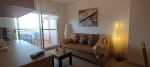 un salon avec un canapé et une table dans l'établissement Torre la Sal - Encanto natural, à Cabanes