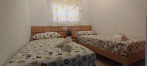 une chambre avec deux lits et une fenêtre dans l'établissement Torre la Sal - Encanto natural, à Cabanes