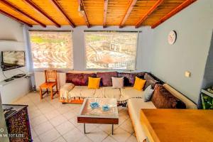 a living room with a couch and a table at Vitilo sweet home in Oitylo