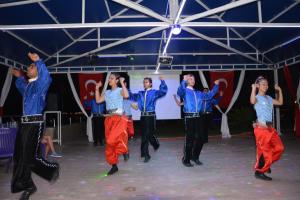 Un groupe de gens dansant sur une scène dans l'établissement Club Hotel Rama, à Beldibi