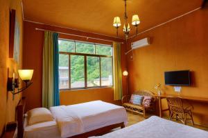 TV a/nebo společenská místnost v ubytování YangShuo Eden Inn