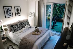 een slaapkamer met een bed met een tafel erop bij La Martina Glam Residence - 15 Airport Macedonia in Trílofon