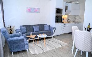 a living room with a couch and two chairs and a table at КЪЩА ЗА ГОСТИ ГРОШЪ in Dobrinishte