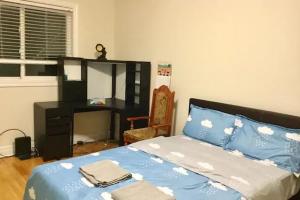 Postel nebo postele na pokoji v ubytování Private Rooms, Free Parking, Full Kitchen, Best Prices in Town- York University Heights