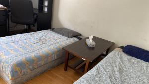 Postel nebo postele na pokoji v ubytování Private Rooms, Free Parking, Full Kitchen, Best Prices in Town- York University Heights