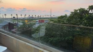 balcone con vista su una strada e sulle palme di Sea Side Apartment a Gonio Altre 3 foto