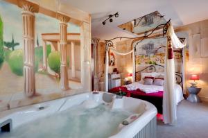 Postel nebo postele na pokoji v ubytování Chambre VENUS avec Jacuzzi privatif