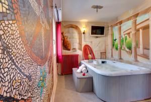 Fotografie z fotogalerie ubytování Chambre VENUS avec Jacuzzi privatif ve Vichy