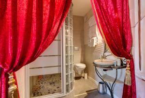 Koupelna v ubytování Chambre VENUS avec Jacuzzi privatif + 1 fotografie