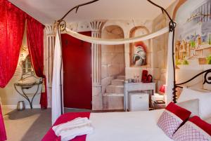 Postel nebo postele na pokoji v ubytování Chambre VENUS avec Jacuzzi privatif