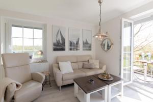 a living room with a couch and a table at Ferienwohnung Ankommen in Timmendorfer Strand