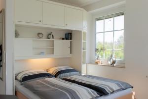 a room with two beds and a window at Ferienwohnung Ankommen in Timmendorfer Strand