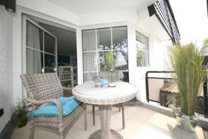 patio ze stołem i krzesłem w obiekcie Ferienwohnung Strandallee 200 w mieście Timmendorfer Strand