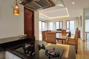 Η κουζίνα ή μικρή κουζίνα στο Chamomile Hill View Villa 6 bedrooms with a private swimming pool and movie room