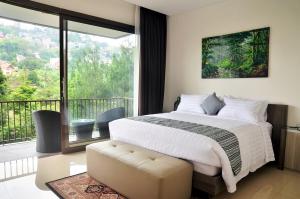 Ένα ή περισσότερα κρεβάτια σε δωμάτιο στο Chamomile Hill View Villa 6 bedrooms with a private swimming pool and movie room +34 φωτογραφίες