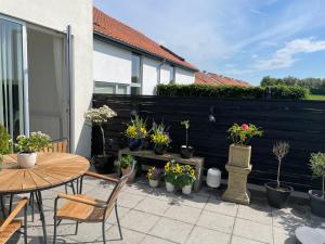 Velindrettet rækkehus med fantastisk udsigt的阳台或露台