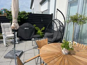 Velindrettet rækkehus med fantastisk udsigt的阳台或露台