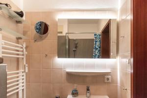 Ένα μπάνιο στο Ferienwohnung Gartenkoje - Haffkrug +27 φωτογραφίες
