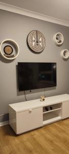 TV a/nebo společenská místnost v ubytování Zesty rooms in town apartment