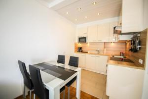 Kuchyň nebo kuchyňský kout v ubytování Ferienwohnung Sandburg