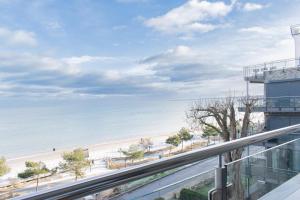 シャルボイツにあるFerienwohnung Meersehenのコンドミニアムのバルコニーからビーチの景色を望めます。