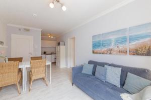 Posezení v ubytování Ferienwohnung Strandkörbchen - Scharbeutz