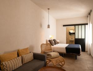 een hotelkamer met een bed en een bank bij VICTORIA - by Ático73 in Medina Sidonia +96 foto's