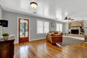 un salon avec un canapé et une cheminée dans l'établissement Bell Haus - Jacuzzi Tub Fire Pit Walk to Main St, à Fredericksburg