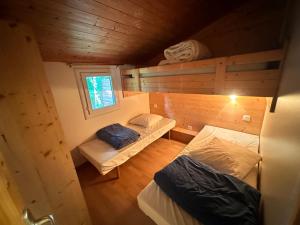 an attic room with two beds and a window at Chalet 45m2 in Mios