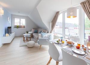 a living room with a dining table and a living room at Ferienwohnung Seelounge 8 in Scharbeutz